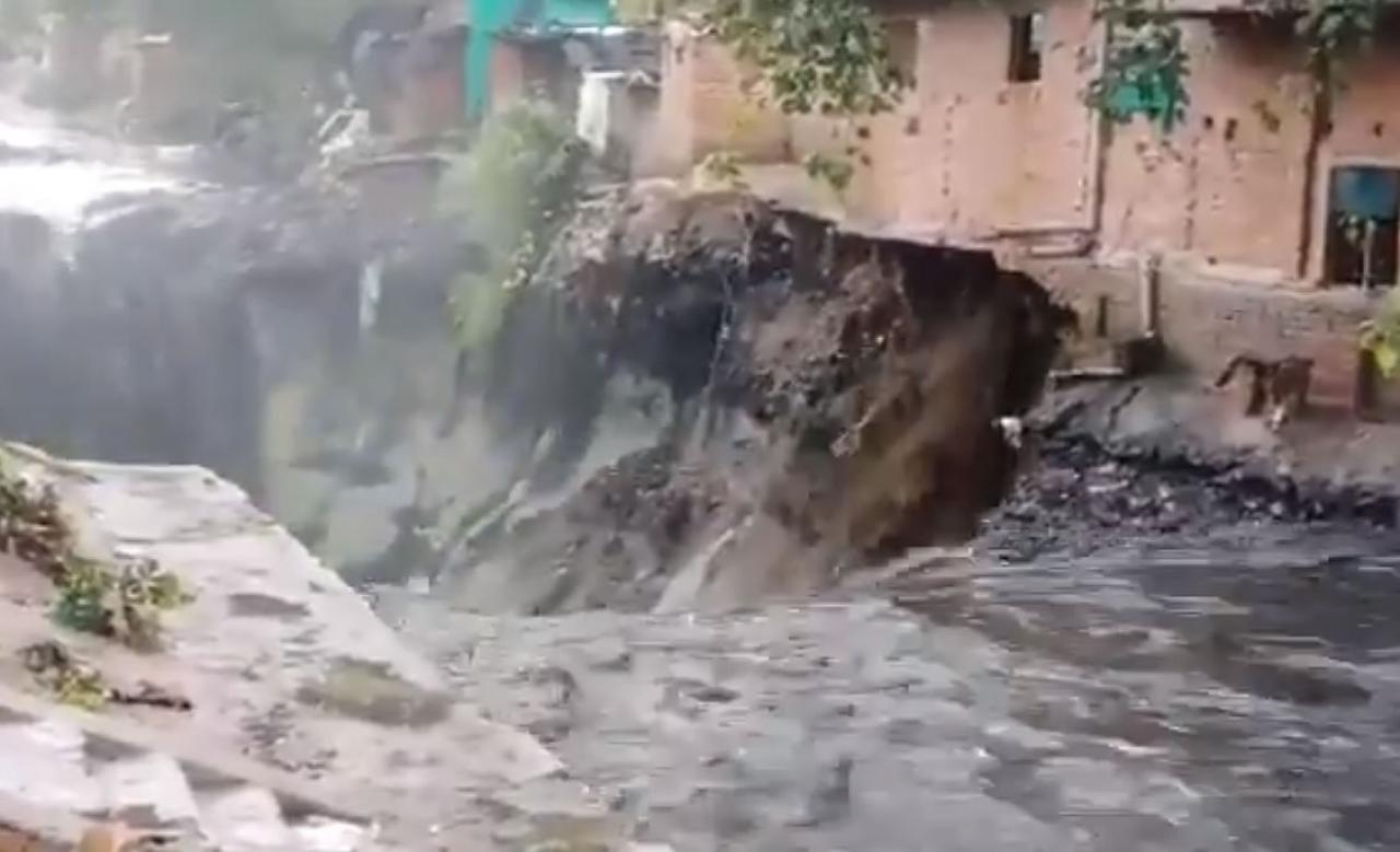 Monsoni devastanti i fiumi ingoiano le case