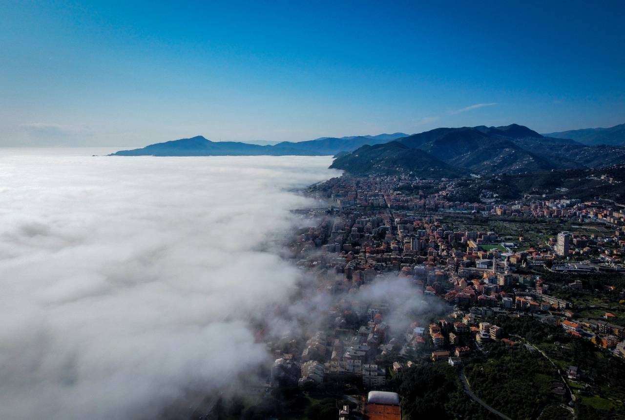 Nebbia di mare in Liguria, Caligo. Foto di Daniele Ferrari