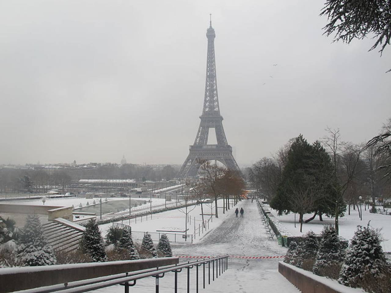 Neve a Parigi. Immagini di repertorio