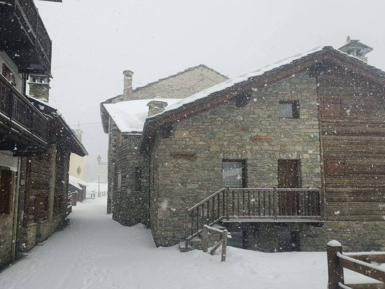 Nevicata in corso a Cogne (AO), frazione Lillaz