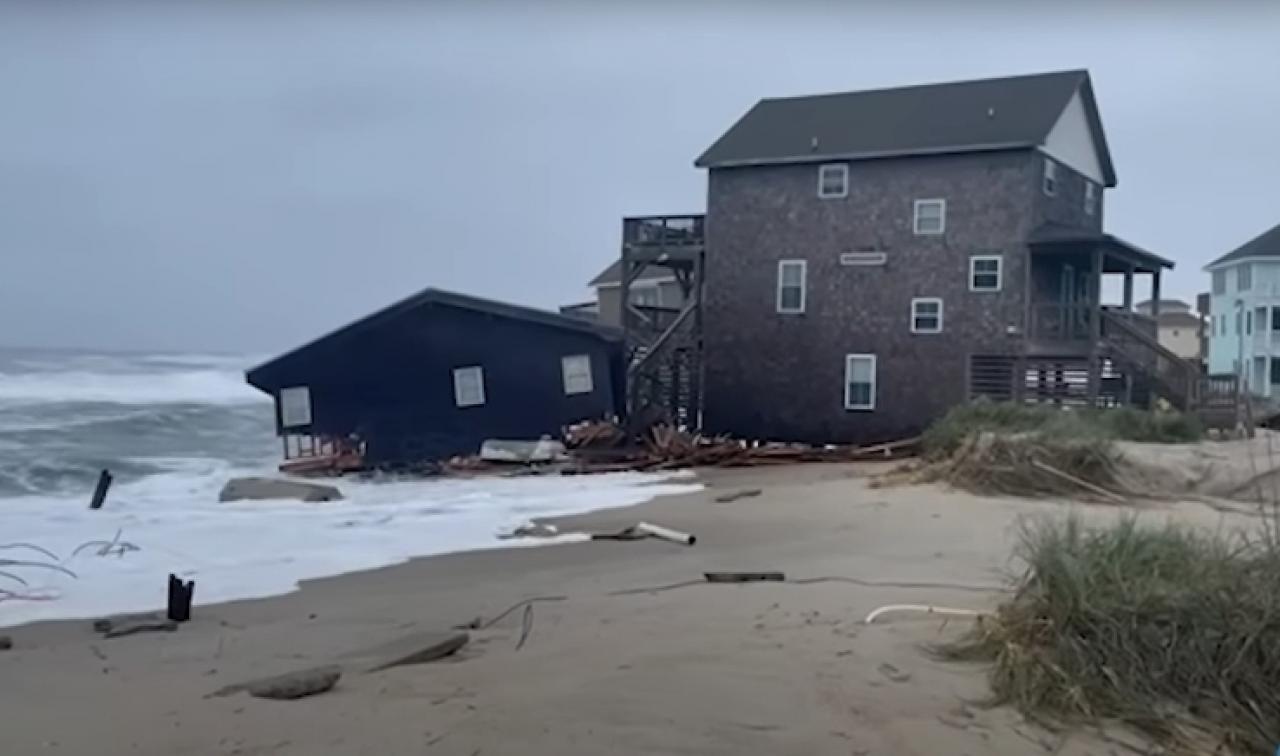 North Carolina, l'Oceano inghiotte una casa