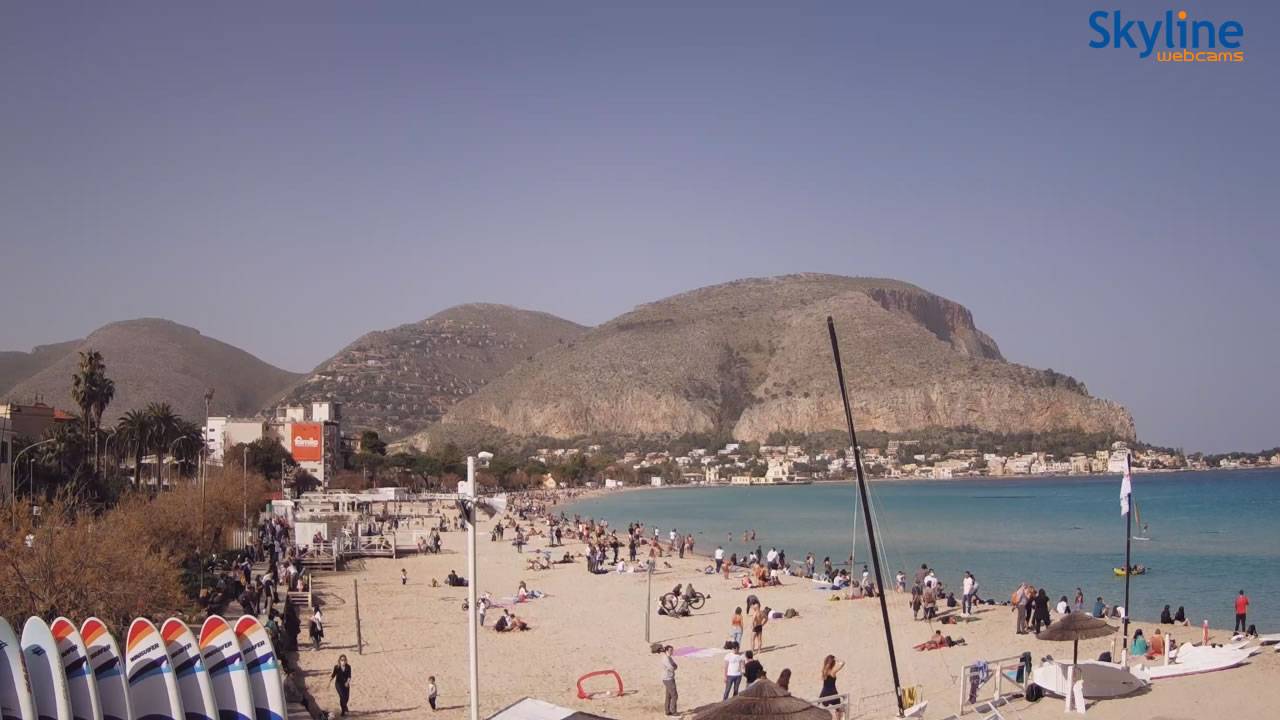Spiaggia di Mondello, Palermo, tutti a godersi l'assaggio di caldo 