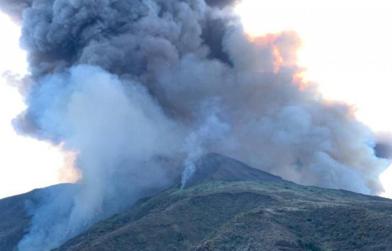 Stromboli, forte esplosione dal cratere, nube nera di cenere e lapilli (lasicilia.it)
