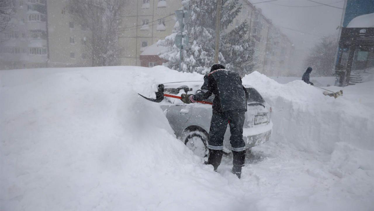 Cronaca meteo - Isola di Sachalin sepolta dalla neve. Si scavano gallerie per uscire di casa. Video incredibile