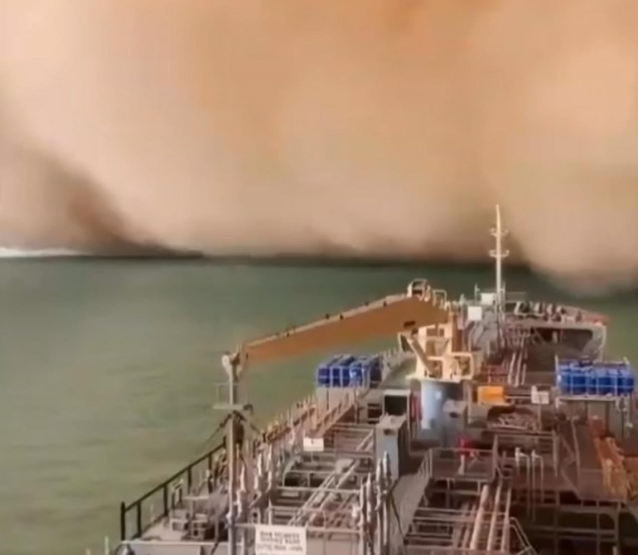 Tempesta di sabbia nel Canale di Suez