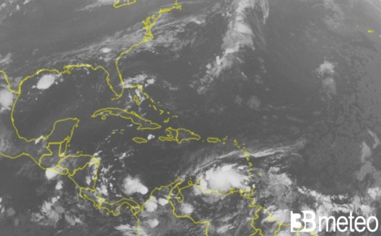 Tempesta tropicale in formazione sulle coste nord del Venezuela