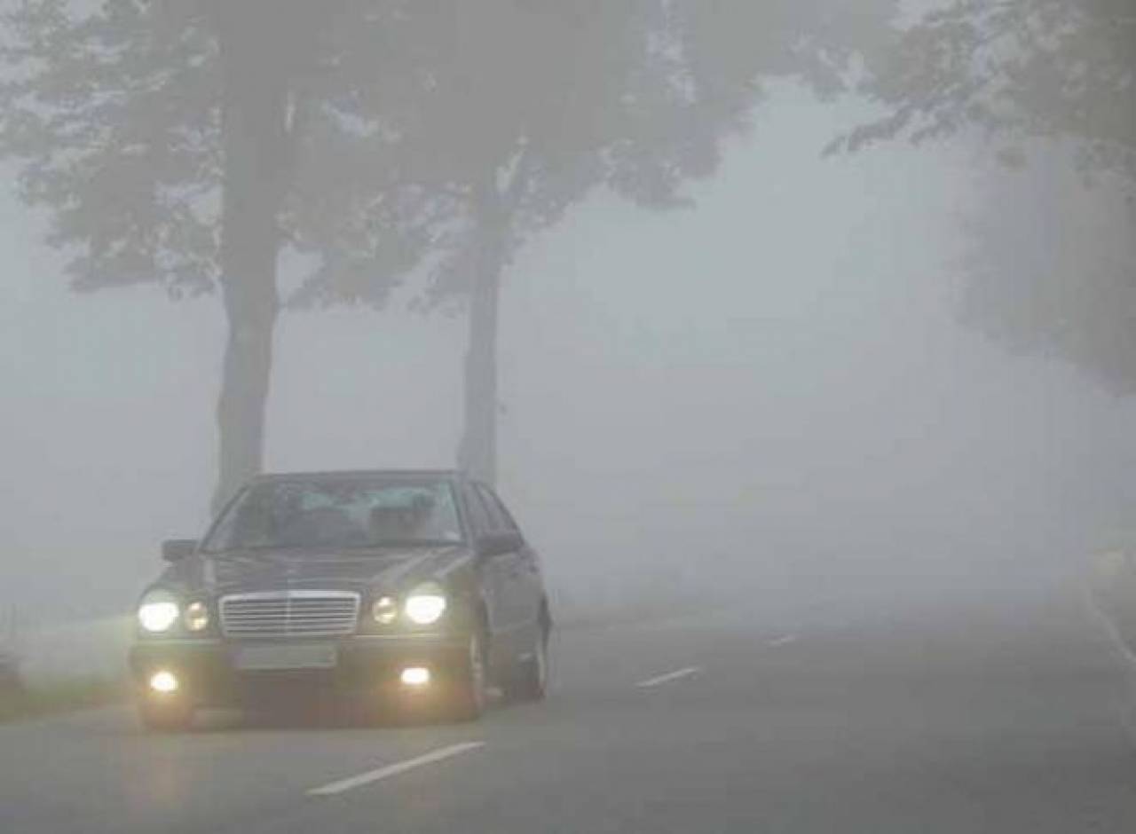 Машина в тумане ночью
