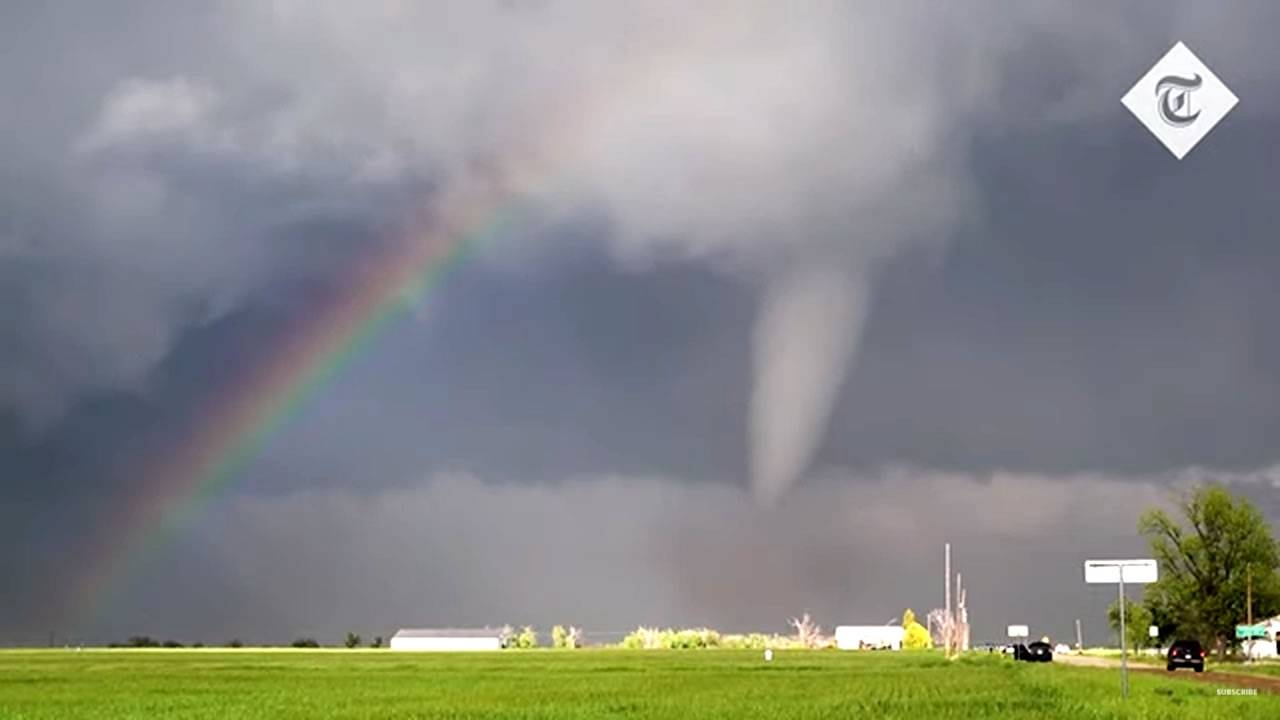 Tornado e arcobaleno assieme nei cieli del Texas