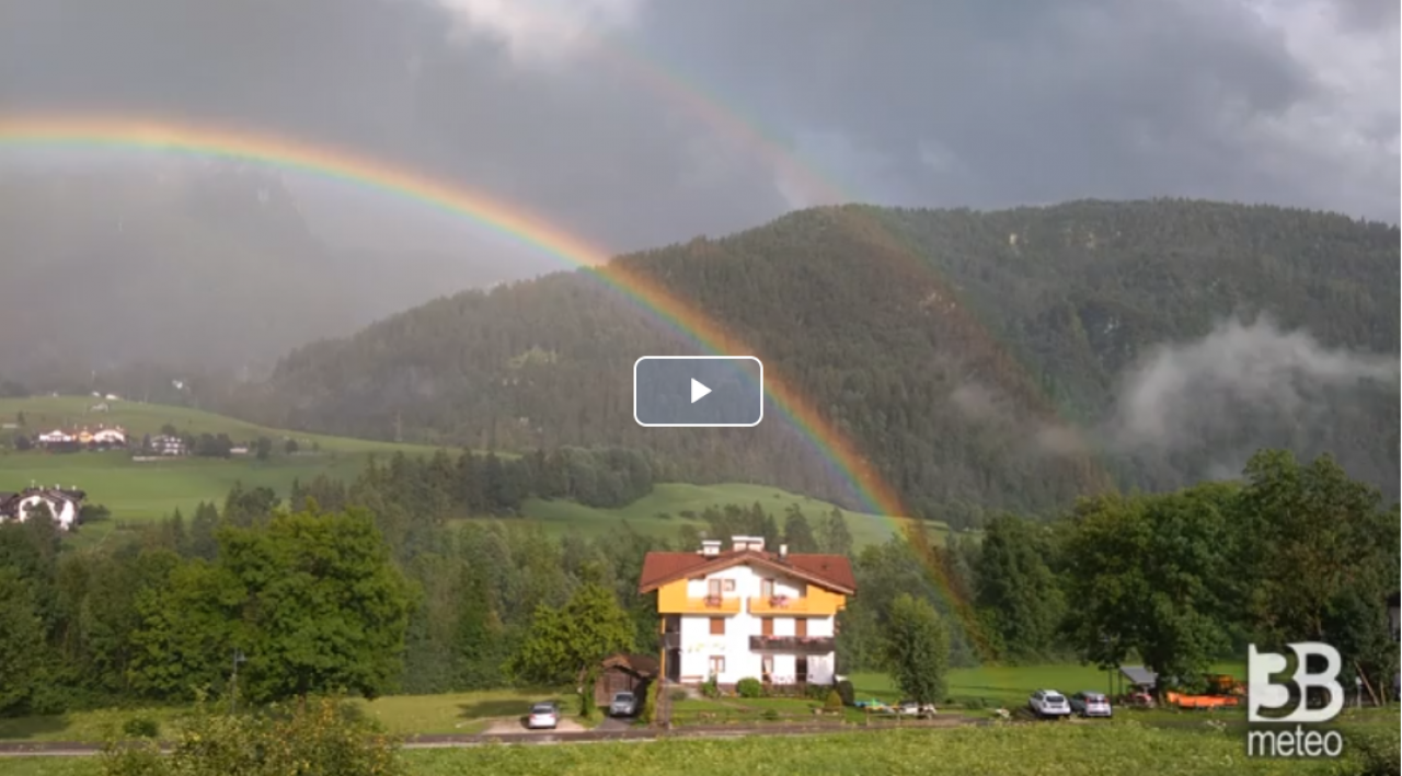 Trentino: doppio arcobaleno a Mezzano