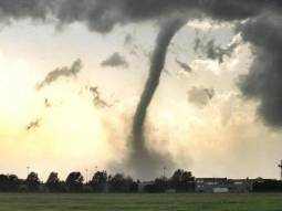 Uno scatto di uno dei tornado che il 3 Maggio 2013 si è abbattuto in Emilia Romagna sul modenese