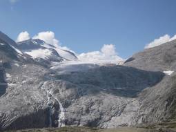  La vedretta del Mandrone punto più basso del ghiacciaio dell'adamello, si possono notare le rocce granitiche plasmate dal ghiacciaio ove si è ritirato. Qualche hanno fa il ghiacciaio arrivava al punto dove è stata scattata la foto.