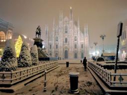 Il Duomo di Milano imbiancato: neve prevista in nuova intensificazione dalla sera