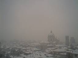 La neve è giunta anche a Brescia: ecco il Duomo imbiancato questa mattina