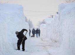 A 60 miglia da Bucarest si scava nella neve per poter entrare nelle proprie case! 