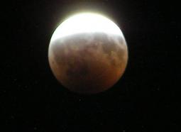 25 Aprile: eclissi parziale di Luna