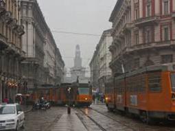 Ombrello sottobraccio a Milano nel weekend pasquale