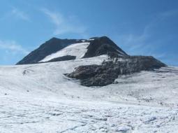 Punta d'Arbola, Ghiacciao del Sabbione: anche sui settori più elevati oltre i 3000 m è scomparsa ogni traccia della neve invernale. (foto di P. Valisa)