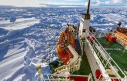 La rompighiaccio russa rimasta bloccata in Antartide