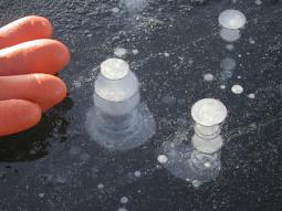 Piccole bolle di metano rilasciate dal ghiaccio