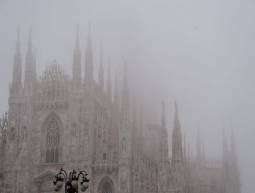 Nebbia fitta a Milano e sulle pianure lombarde