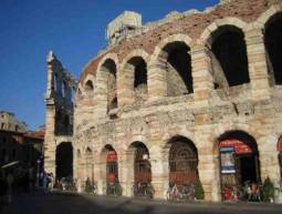 L'arena di Verona, distrutta parzialmente nel 1117