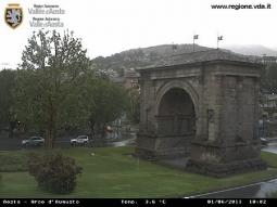 Pioggia e freddo ad Aosta città, con qualche fiocco bagnato intorno alle 10, quando la temperatura superava di poco i 3°C