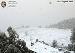 Fitta nevicata questa mattina a San Nicolas, in Valle d'Aosta, a 1200m