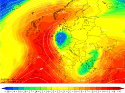I geopotenziali a 500hPa per Sabato: notate il vortice freddo in allontanamento sui Balcani ed il secondo in discesa sul centro Europa