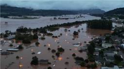 Brasile - Intere cittÃ  sott acqua e dozzine di vittime, partono gli aiuti umanitari per le zone alluvionate. Foto e video