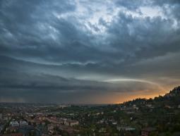 Bergamo alta con temporale sullo sfondo. Fonte immagine: HENRI BUFFETAUT; www.henri-buffetaut.org