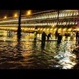 Acqua alta a Venezia: raggiunti i 143 cm