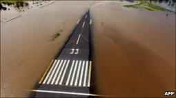 Le piste dell'aeroporto di Rockhampton allagate (fonte: BBC)