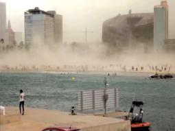 Un'immagine che mostra la tempesta di sabbia sulle spiaggie di Barcellona
