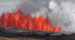 Vulcano islandese continua a dare spettacolo con gigantesche fontane di lava.