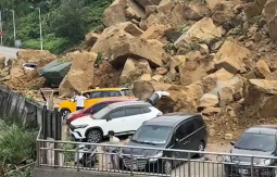Mondo - Taiwan, frana una porzione collina, diversi veicoli coinvolti e feriti - Video