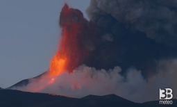 Cronaca - Etna, colata lavica: la lingua di lava nella notte - Video