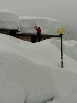 San Martino di Castrozza, si leva la neve dai tetti