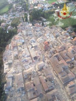 I Vigili Del Fuoco pubblicano una foto del paese Amatrice completamente distrutto dal terremoto di stanotte.