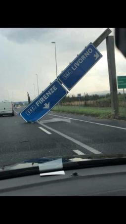 Il cartello caduto sulla superstrada tra Firenze e Livorno, fonte FIRENZETODAY