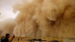 Mondo - Incredibile tempesta di sabbia in Libia. Aeroporti chiusi e visibilitÃ  ridotta a zero - Video