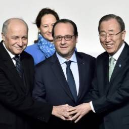 Laurent Fabius, S&eacute;gol&egrave;ne Royale (ministro per l'Ecologia), Francois Hollande e Ban Ki-moon (ap)