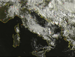nubi e piogge soprattutto su Nordest e Adriatiche, qualche fenomeno anche a Ovest