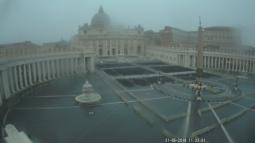 Piazza San Pietro sotto il temporale di questi istanti