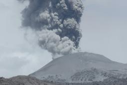 Nuova potente eruzione del vulcano Ruang in Indonesia, spettacolare tempesta di fulmini. Video