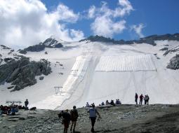 Teli protettivi sul ghiacciaio del Presena