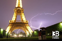 tempesta di grandine e fulmini a Parigi