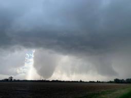 Mondo - Forti temporali con grandine attraversano gli USA, 8 tornado - Video