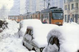 Uno scatto di Milano durante la grande nevicata del Gennaio 1985