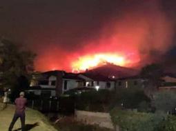 Vasto incendio sul Monte Serra. Foto via Corriere