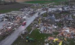USA - Violenta scia di tornado tra Iowa e Nebraska. Interi centri urbani rasi al suolo e molti feriti. Foto e video